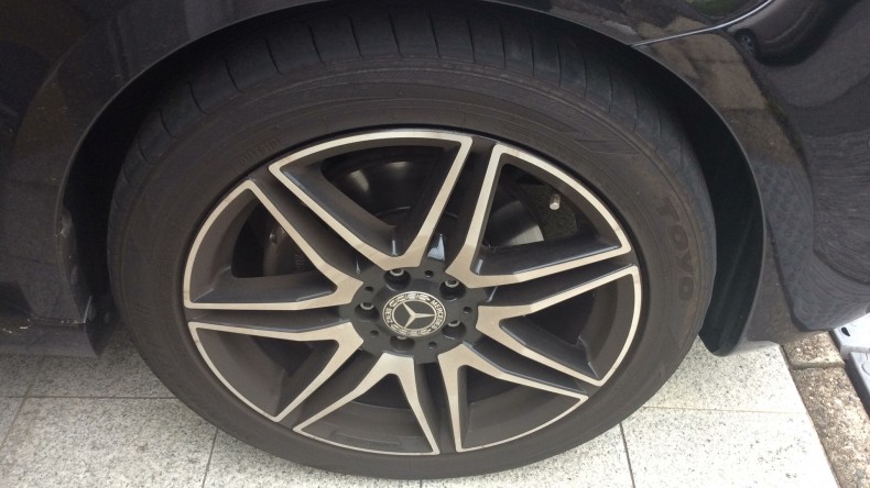 タイヤホイール前