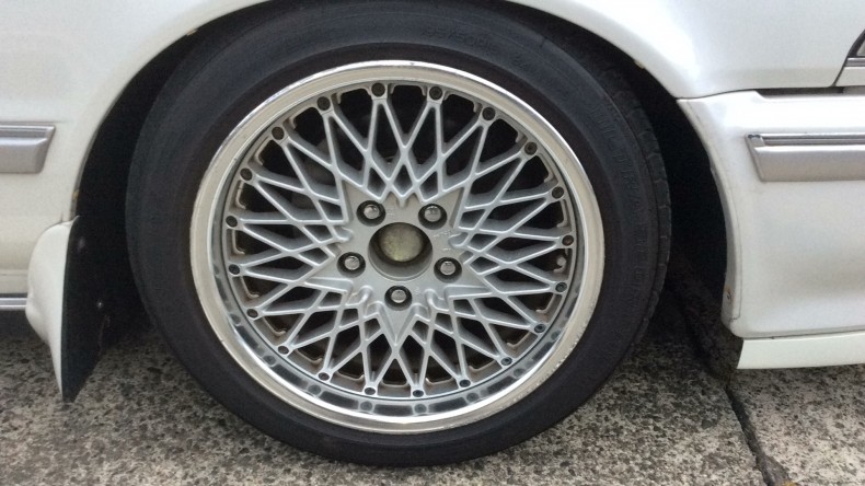 タイヤホイール前