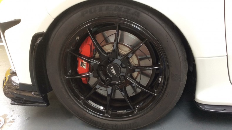 タイヤホイール前