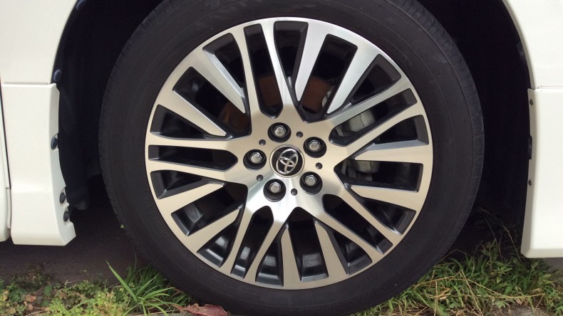 タイヤホイール前