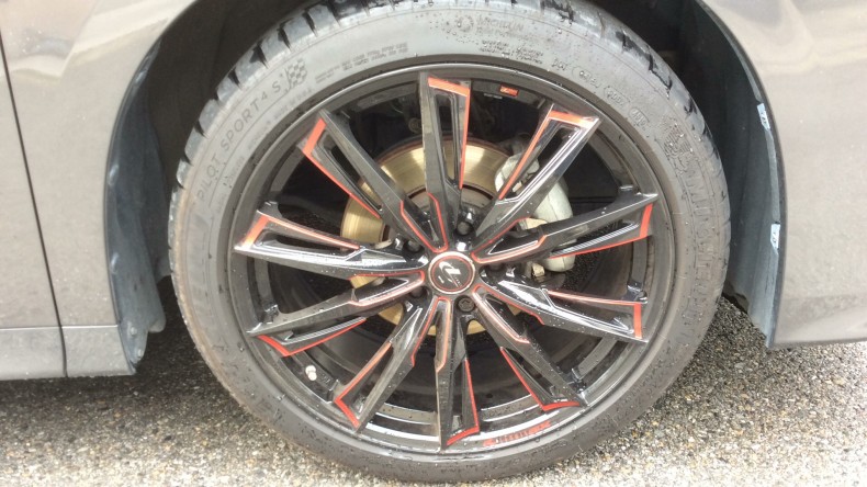 タイヤホイール前