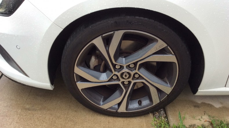 タイヤホイール前