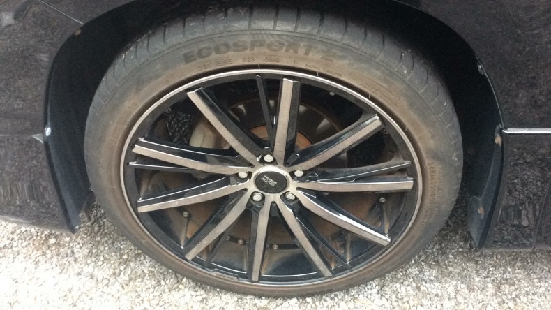 タイヤホイール前