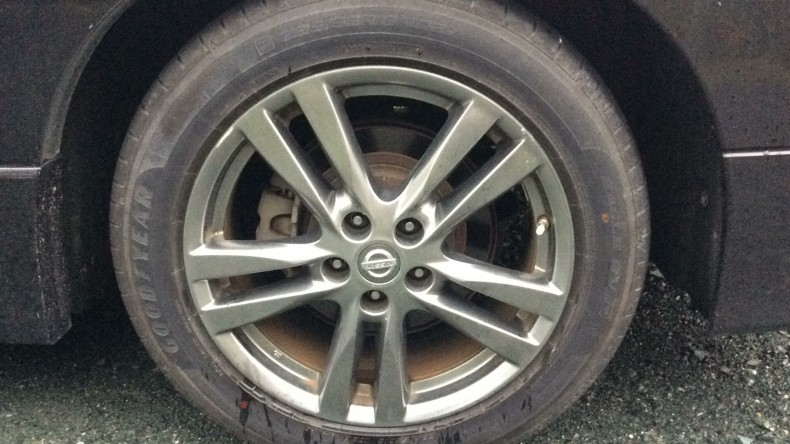 タイヤホイール前