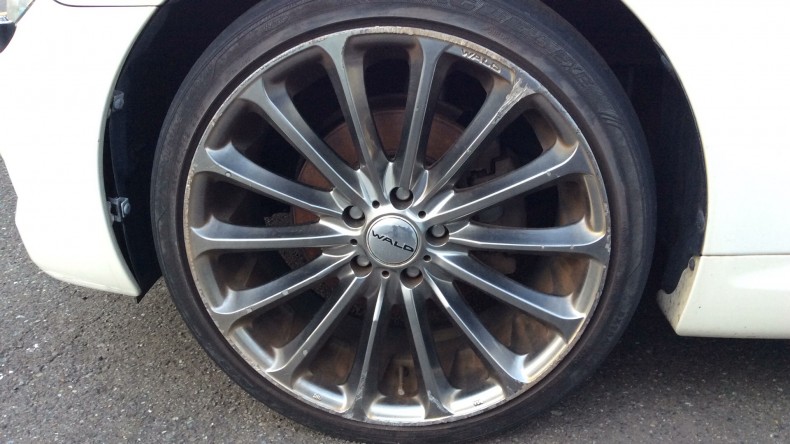 タイヤホイール前