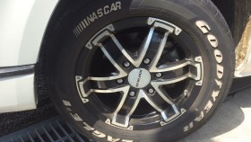 タイヤホイール前