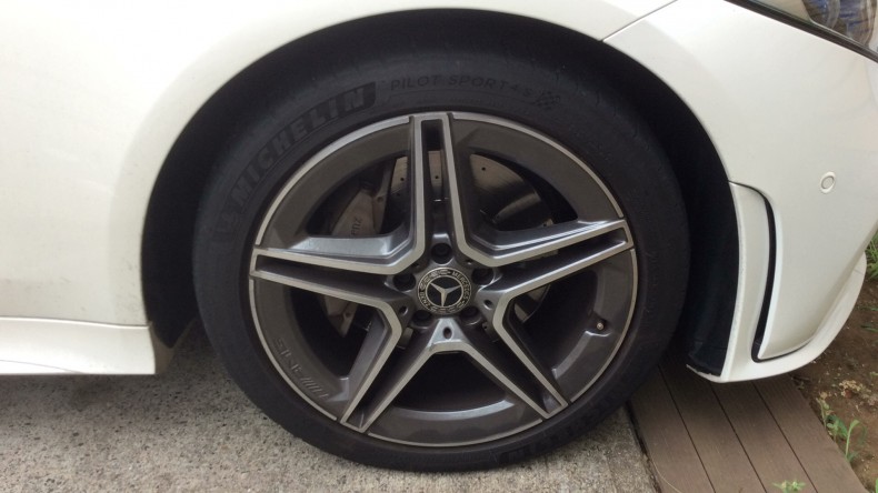 タイヤホイール前