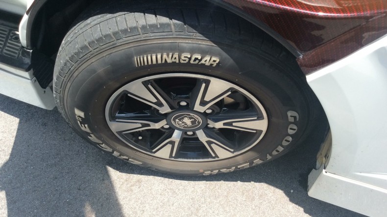 タイヤホイール前