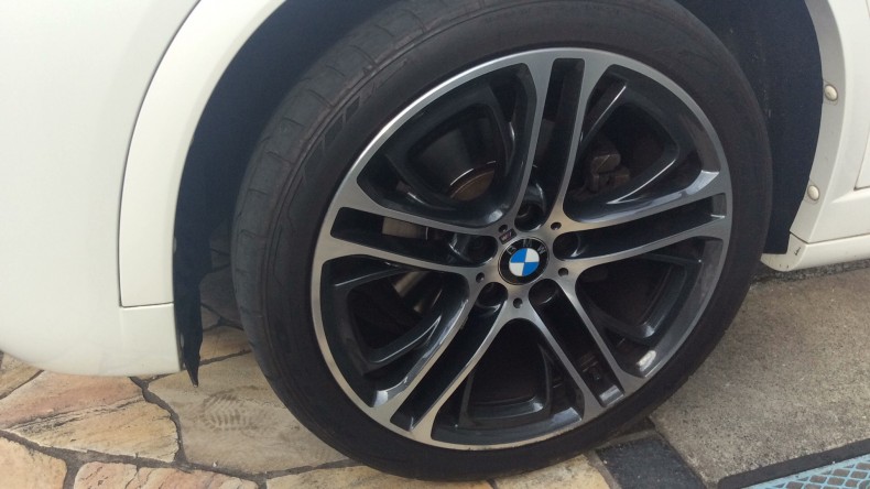 タイヤホイール前