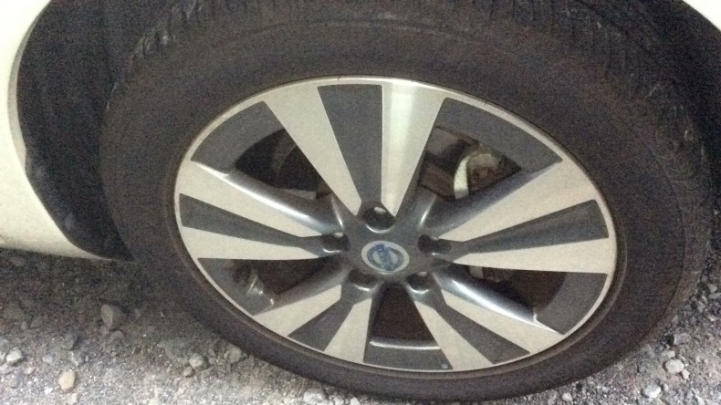 タイヤホイール前