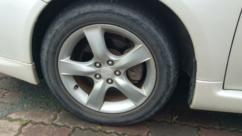 タイヤホイール前