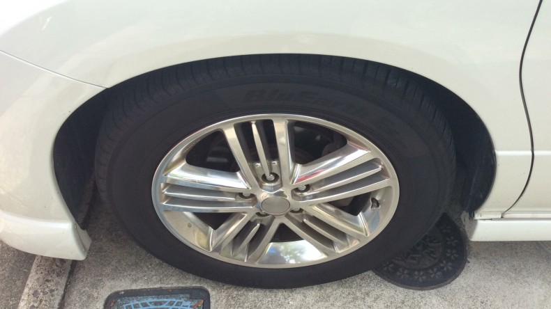 タイヤホイール前