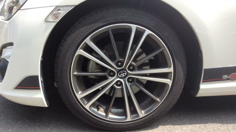 タイヤホイール前