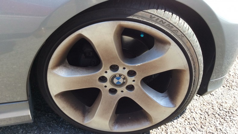 タイヤホイール前