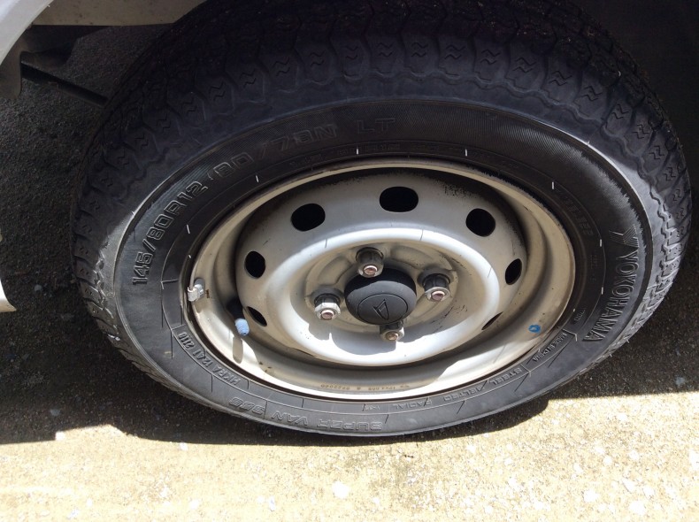 タイヤホイール前