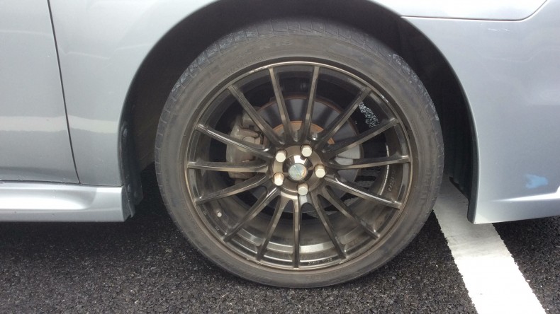 タイヤホイール前