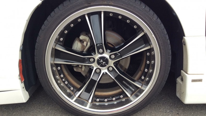 タイヤホイール前