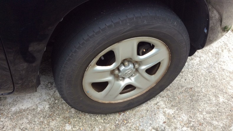 タイヤホイール前