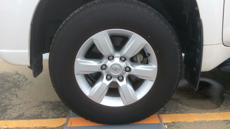 タイヤホイール前