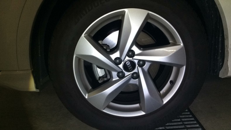 タイヤホイール前