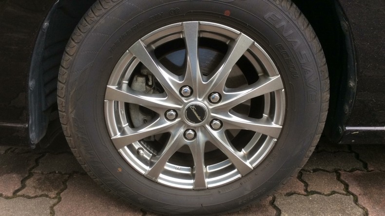 タイヤホイール前