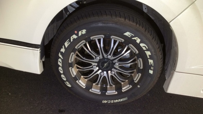 タイヤホイール前