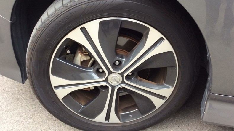 タイヤホイール前