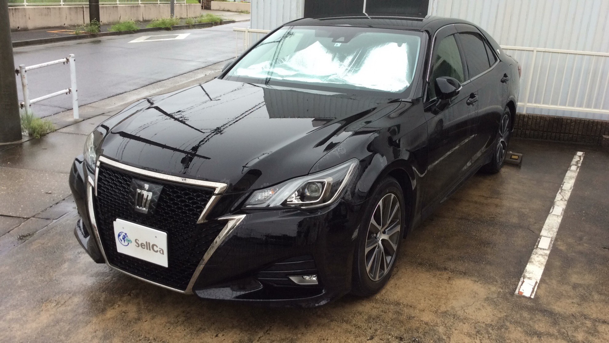 トヨタ　クラウンの車種サムネイル画像