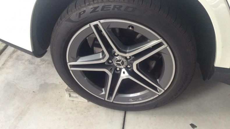 タイヤホイール前