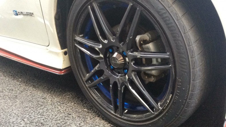 タイヤホイール前