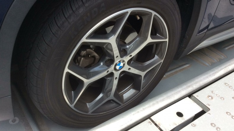 タイヤホイール前