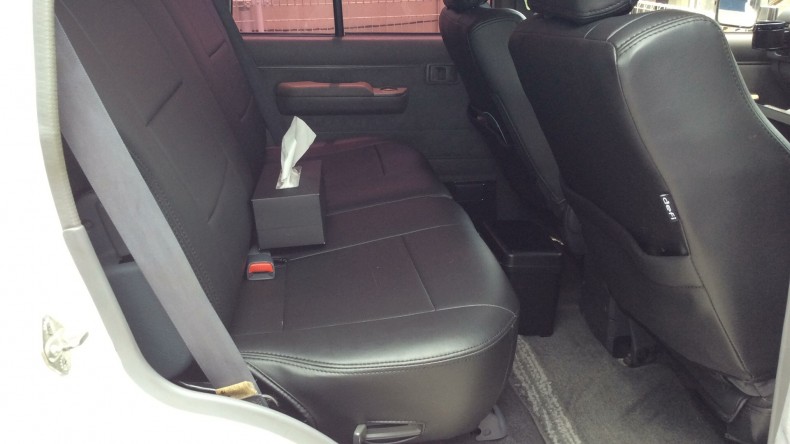 内装後方シート