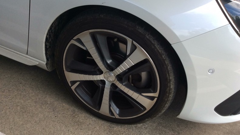 タイヤホイール前