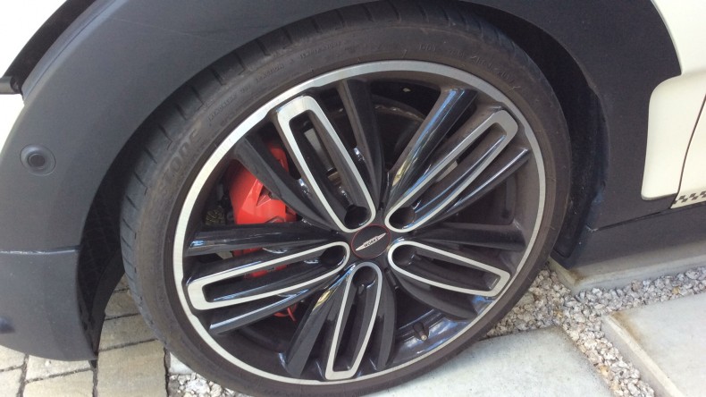 タイヤホイール前