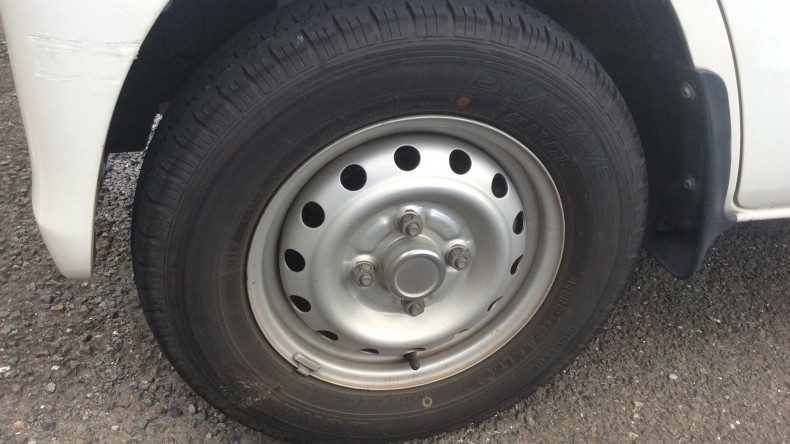 タイヤホイール前