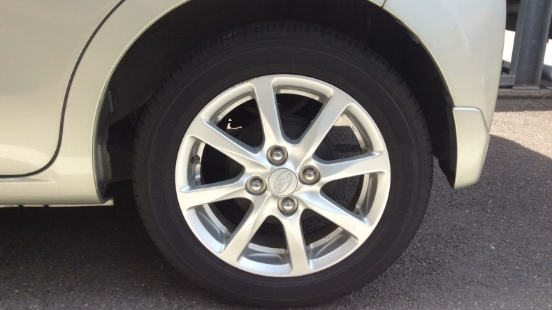 タイヤホイール前