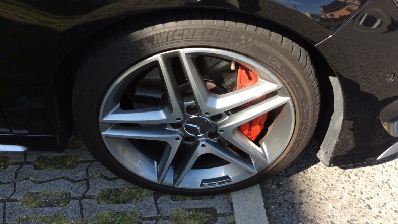 タイヤホイール前