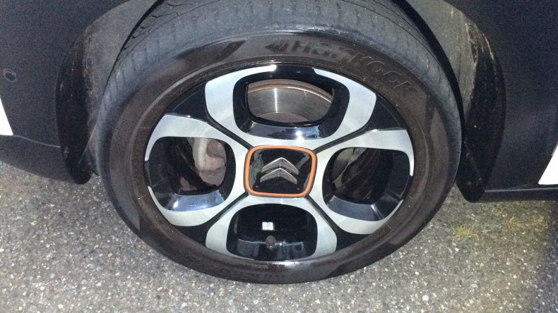 タイヤホイール前