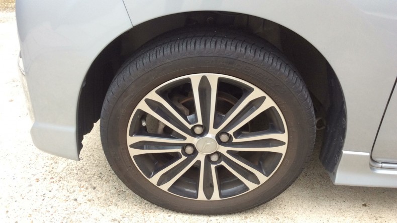 タイヤホイール前