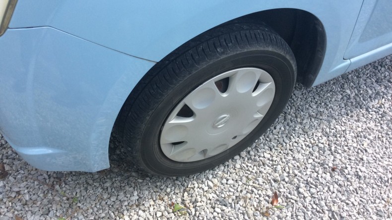 タイヤホイール前