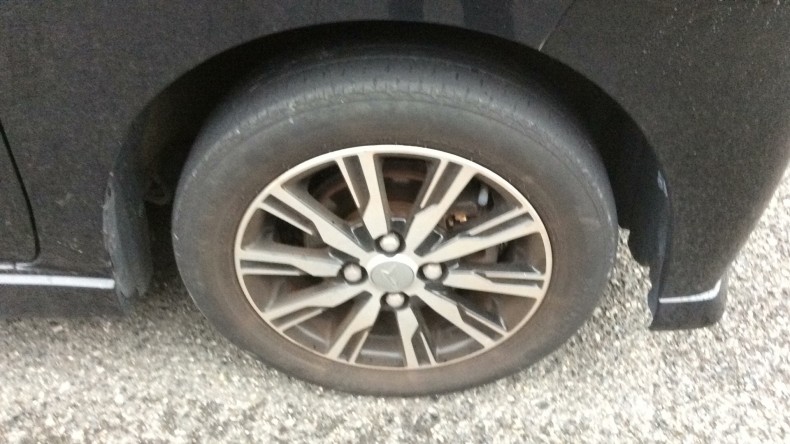 タイヤホイール前