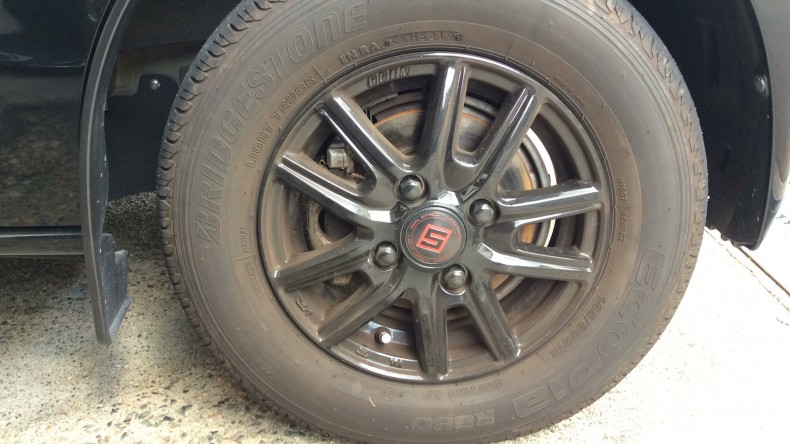 タイヤホイール前