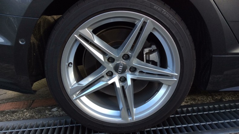 タイヤホイール前