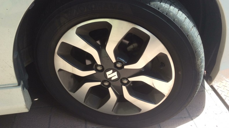 タイヤホイール前