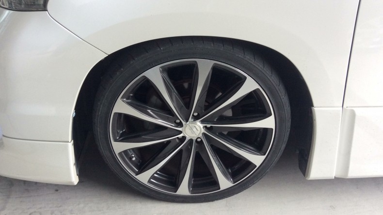 タイヤホイール前