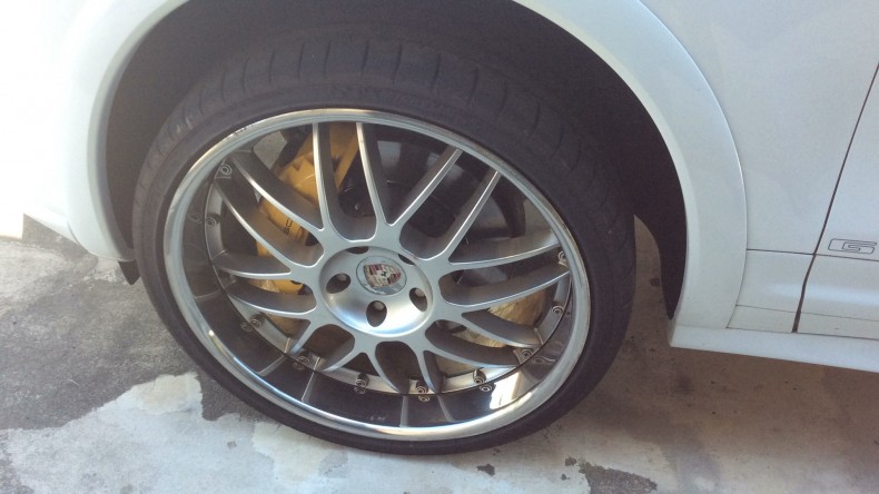 タイヤホイール前