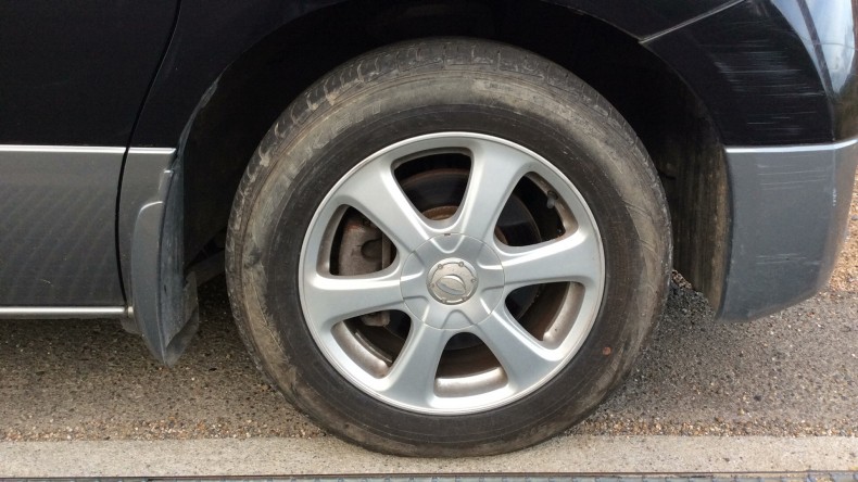 タイヤホイール前