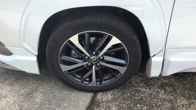 タイヤホイール前