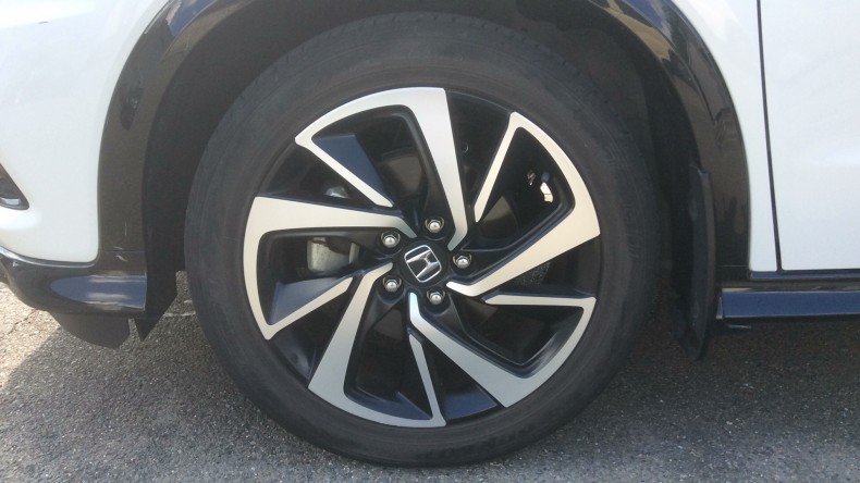 タイヤホイール前