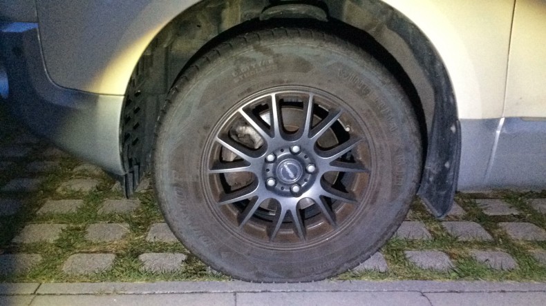 タイヤホイール前